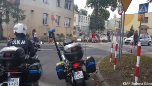 Policjanci na motocyklach pilnują bezpieczeństwa przy jednej ze szkół