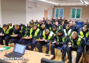funkcjonariusze ze Szkoły Policji w Katowicach na odprawie przed Winobraniem