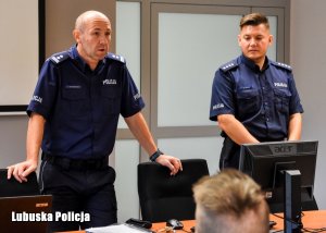Komendant Miejski Policji w Zielonej Górze mł. insp. Jarosław Tchorowski na odprawie przed Winobraniem