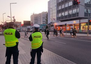 Dwóch policjantów pilnuje bezpieczeństwa na przejściu dla pieszych na jednej z ulic w Zielonej Górze