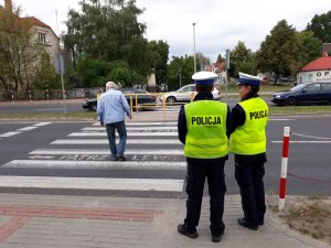 Dwóch policjantów Ruchu Drogowego pilnuje bezpieczeństwa na przejściu dla pieszych na jednej z ulic w Zielonej Górze