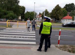 Dwóch policjantów Ruchu Drogowego pilnuje bezpieczeństwa na przejściu dla pieszych na jednej z ulic w Zielonej Górze