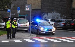 Dwóch policjantów Ruchu Drogowego pilnuje bezpieczeństwa na przejściu dla pieszych