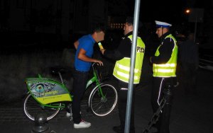 Policjanci sprawdzają stan trzeźwości rowerzysty