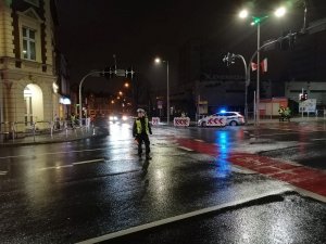 Policjant Ruchu Drogowego zabezpiecza skrzyżowanie na trasie biegu