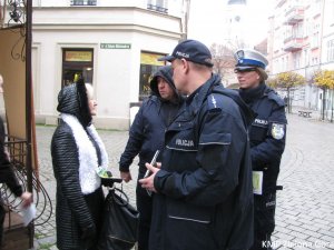 Policjantki i Policjanci rozmawiającymi z mieszkańcami miasta