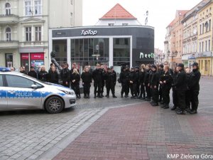 Policjantki i Policjanci z radiowozem w centrum miasta