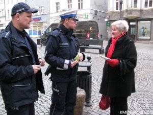 Policjanci podczas rozmowy z seniorką