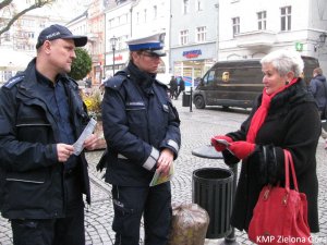 Policjanci podczas omawiania ulotek z seniorką