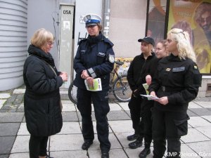 Policjantka podczas rozmowy ze starszą kobietą