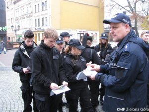 Policjanci z młodzieżą na deptaku