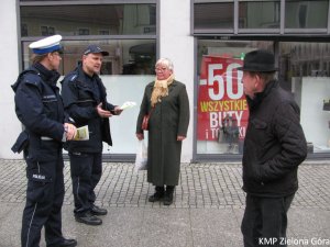 Policjanci podczas rozmowy ze starszymi osobami w Zielonej Górze