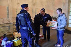 Policjanci przekazujący datki dla dzieci i moździerzy w Zaborze