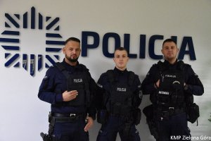 Trzech policjantów w mundurach