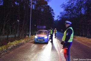 Policjanci na drodze z latarkami