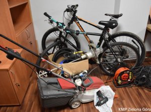 Skradzione przedmioty dwa rowery, kosiarka