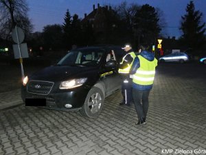 Policjanci podczas wieczornej kontroli trzeźwości kierowcy