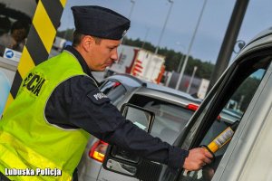 Policjant podczas kontroli trzeźwości kierowcy