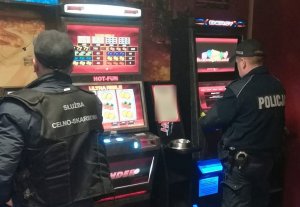 Policjanci w nielegalnym salonie gier