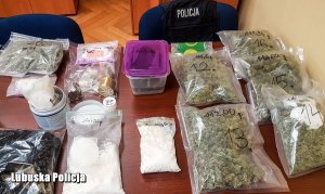 Wszystkie rzeczy znalezione w mieszkaniu zatrzymanego mężczyzny między innymi prawie 1,5 kg marihuany,  ponad pół kilograma amfetaminy, ponad 130 gramów efedryny, 115 tabletek ecstasy, tabletki LSD oraz kokainę