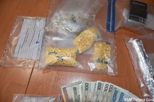 Tabletki ecstasy znalezione u handlarza narkotyków.