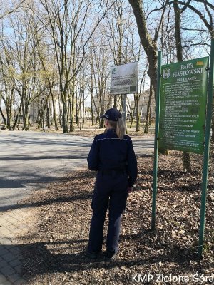 Policjantka na tle Parku Piastowskiego