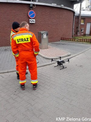 Dwóch strażaków z dronem