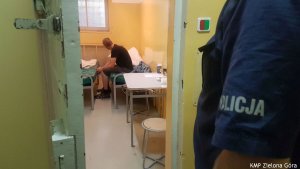 zdjęcie zatrzymanego mężczyzny siedzącego w celi.