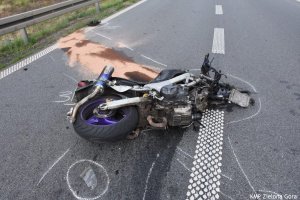 Miejsce wypadku motocyklisty i jego uszkodzony motocykl