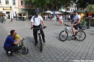 Patrol rowerowy rozmawia z dzieckiem na Zielonogórskim Deptaku.