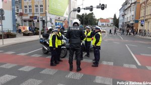 Policjanci blokujący ruch na ul. Westerplatte podczas Winobrania 2020.