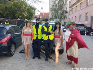 Policjanci wraz z Bachusem podczas Winobrania 2020.