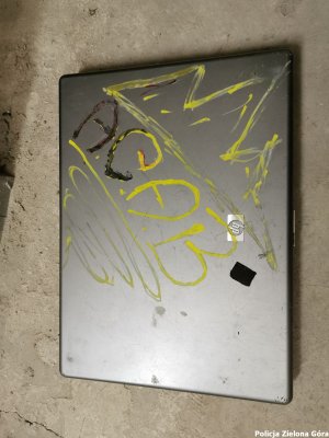 Skradziony laptop HP, popisany żółtą farbą.