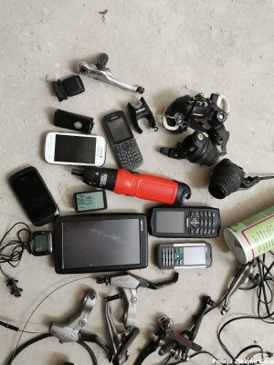 Zdjęcie skradzionych telefonów komórkowych oraz części rowerowe