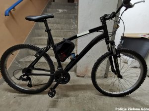Zdjęcie skradzionego roweru koloru czarnego.