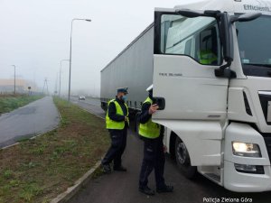 Funkcjonariusze dokonują kontroli białej ciężarówki