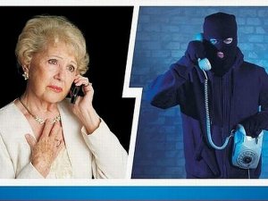 plakat przedstawiający Starszą Panią która rozmawia z przestępcą przez telefon