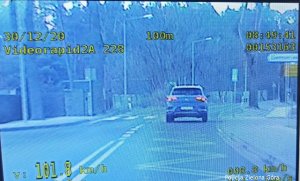 Samochód nagrany video rejestratorem podczas przekraczania prędkości