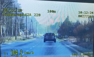 Samochód nagrany video rejestratorem podczas przekraczania prędkości