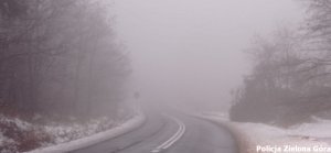 Zakręt na drodze podczas mgły