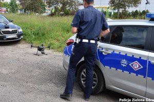 Policjant sterujący dronem