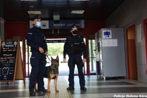 Dwóch policjantów i pies na dworcu PKP