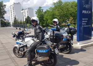 Dwóch funkcjonariuszy na motocyklach policyjnych
